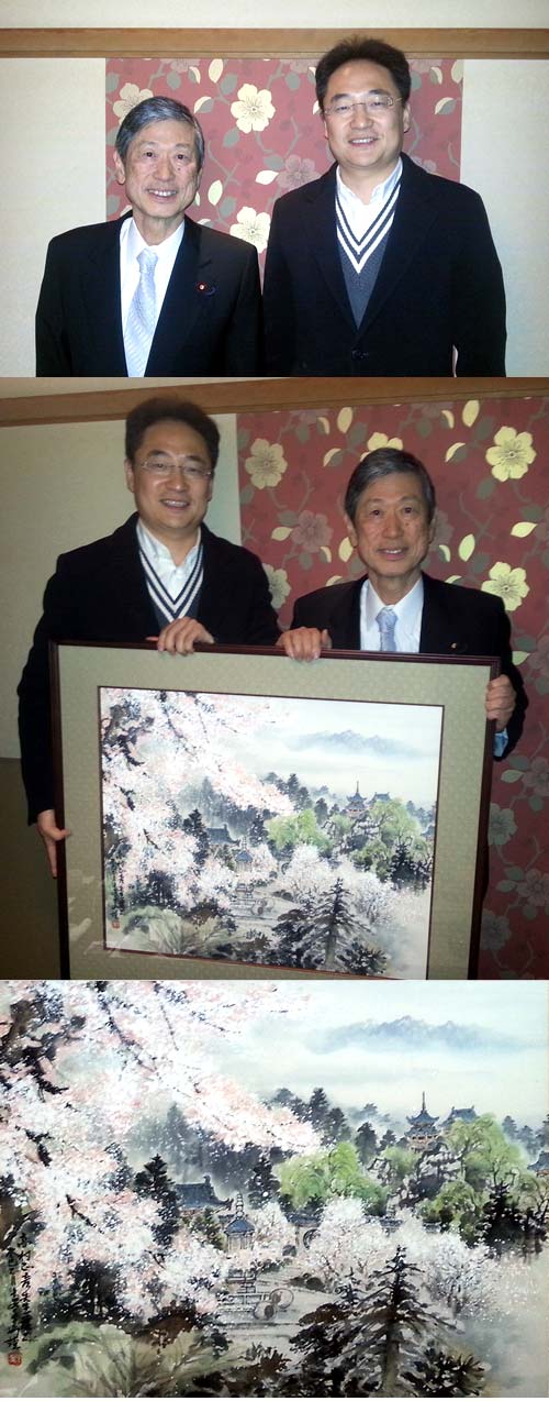 向自由民主党副总裁高村正彦先生赠寄日中友好绘画作品照片